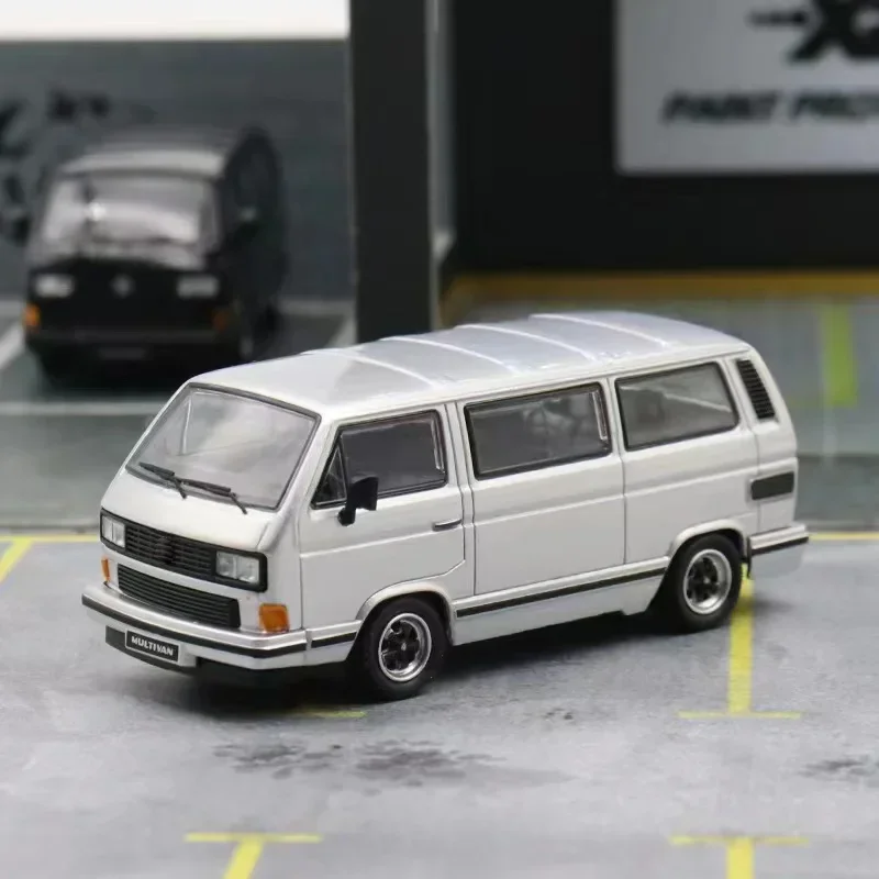 

Литая под давлением модель автомобиля Master 1:64 B32&T3 Multivan Silver/Black