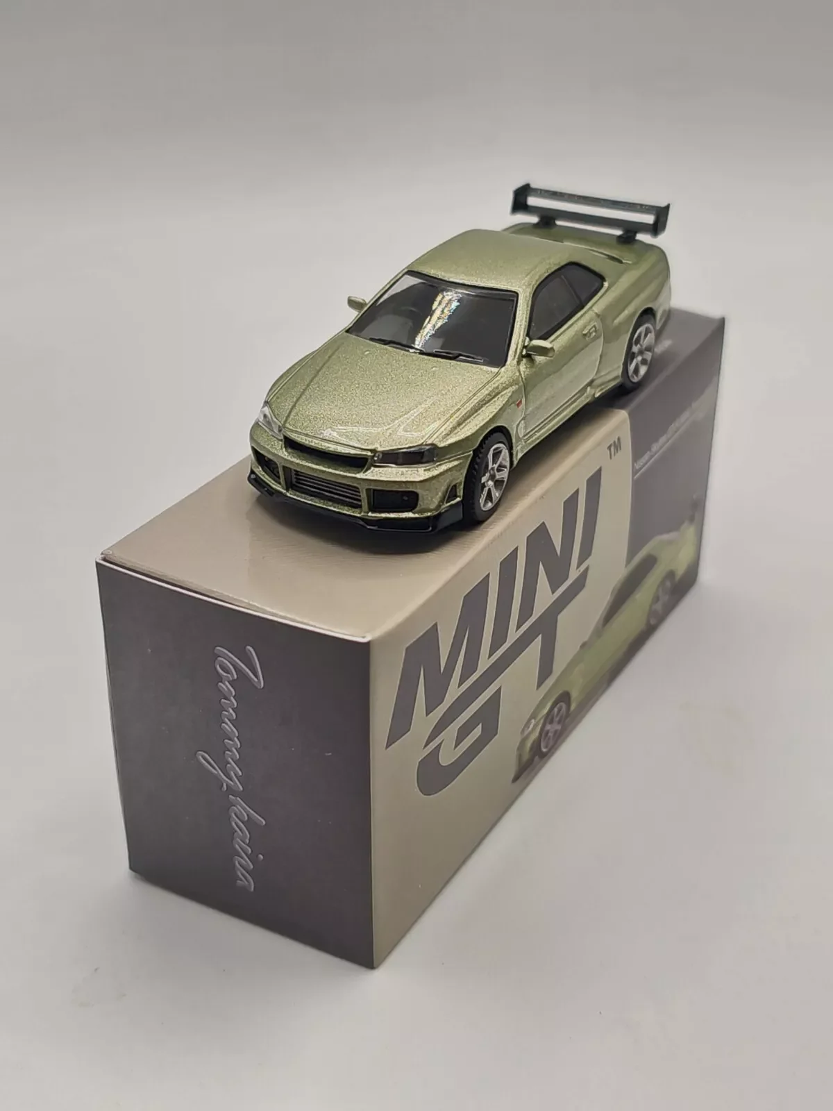 Mini GT 1:64 GT-R (R34) Tommykaira R-z Millenio Jade # 697 Coche modelo fundido a presión