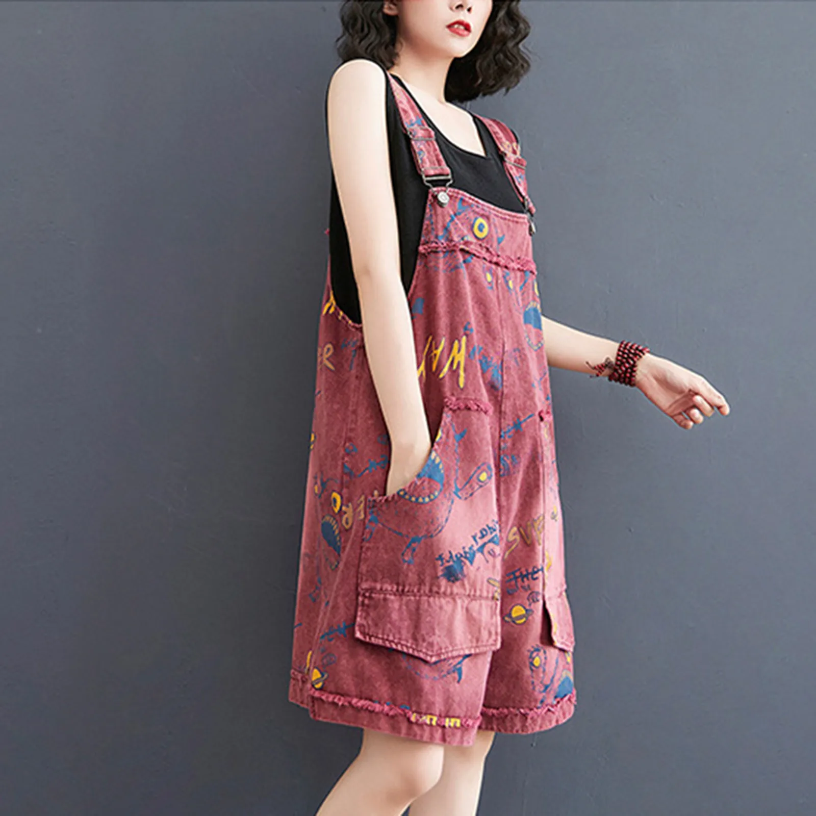 จั๊มสูทขาสั้นของผู้หญิงแฟชั่นหลวมขากว้างแนววินเทจการ์ตูนกราฟฟิตี้มีสายคาดผ้าเดนิมสำหรับฤดูร้อนใส่ได้ทุกวัน