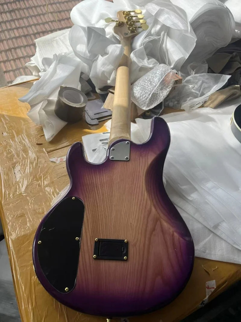 exports 5 string electric bass，Maple neck ，Ash body attached to flame maple top，Gold hardware，Active electronics，Free delivery view 5