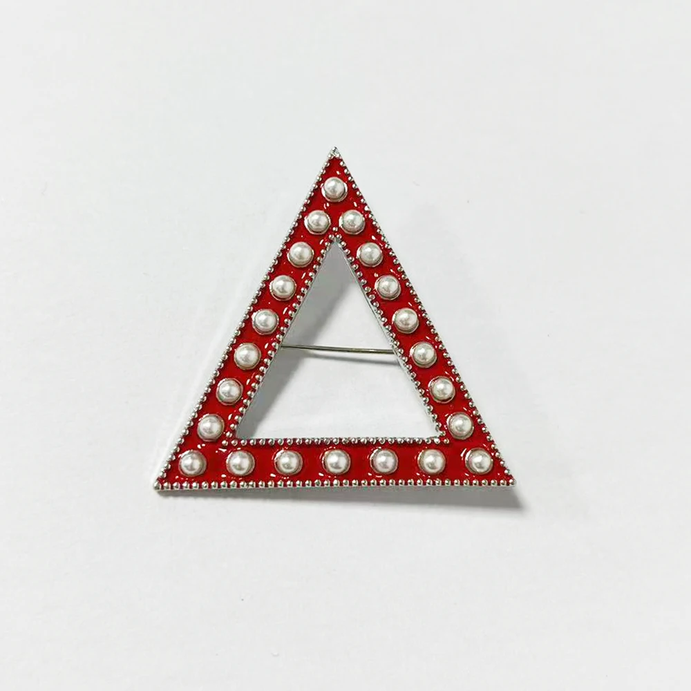 بروش لؤلؤي على شكل مثلث أحمر من شركة دلتا الأخوات