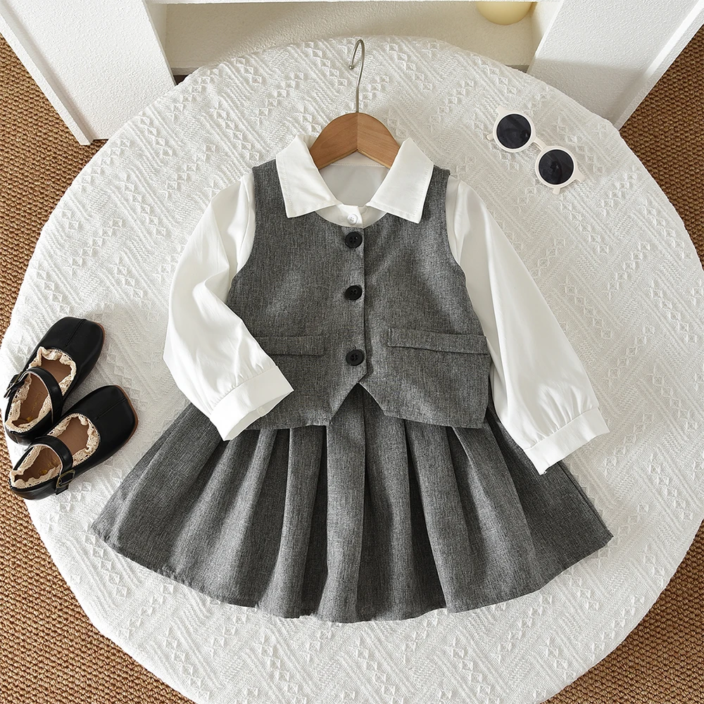 

Осенняя одежда для маленьких девочек, белая рубашка, топ + жилет + серая плиссированная юбка, комплект из трех предметов, модная новая однотонная детская одежда