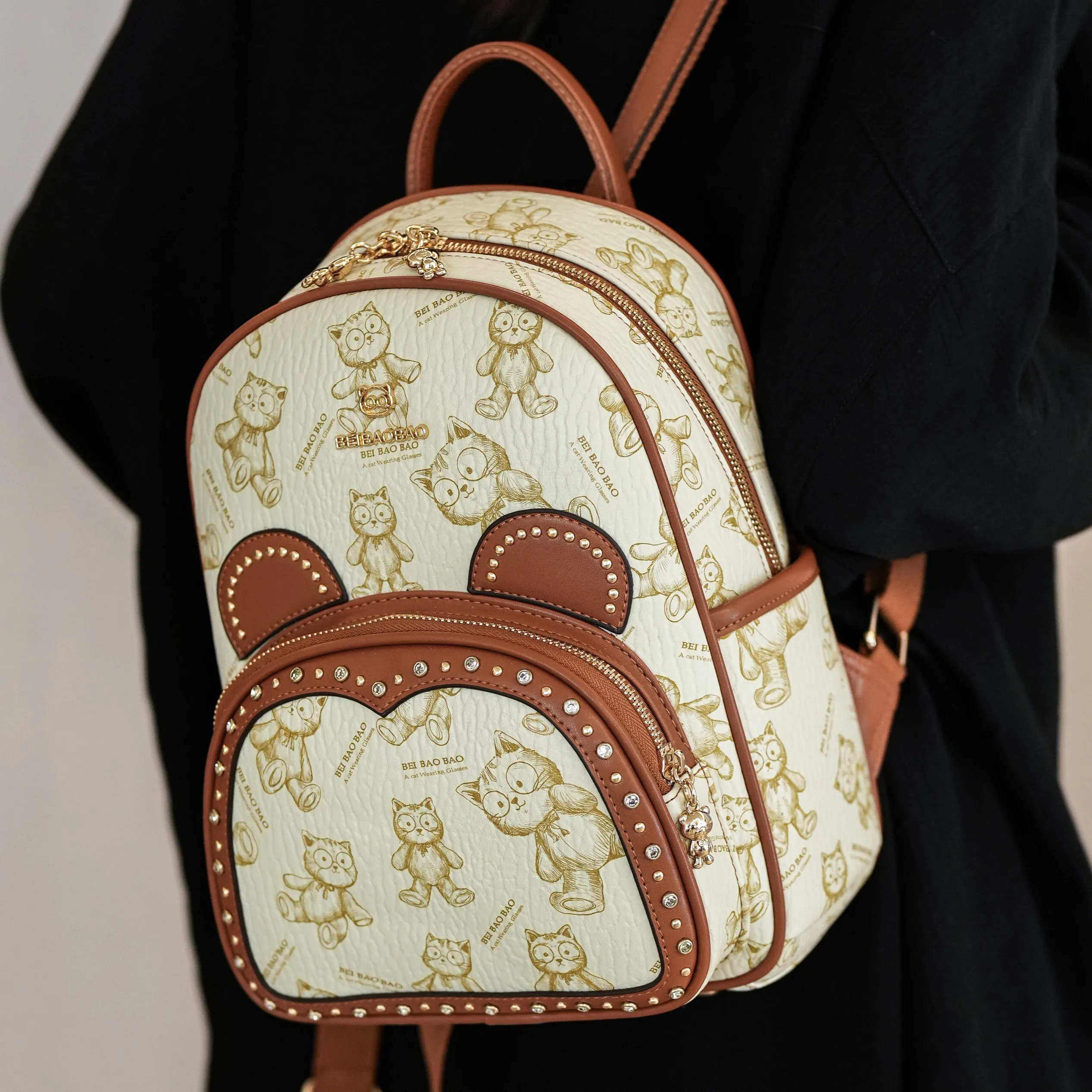 

Fashionable Large Capacity Backpack Soft Leather Ladies Backpack Bag Rivet Design Bear Print Travel Backpack for Students purse