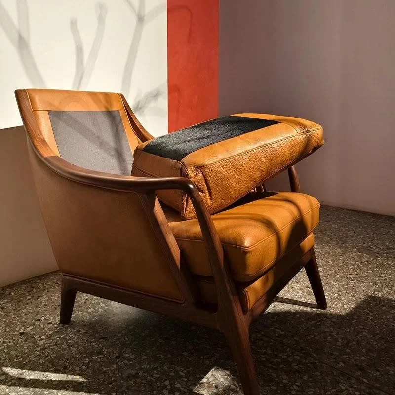ZQカスタマイズ可能な家具レザーソファ新しいリビングルームバルコニーチェア中国産ウォールナットシングルブラックスカンジナビア風椅子