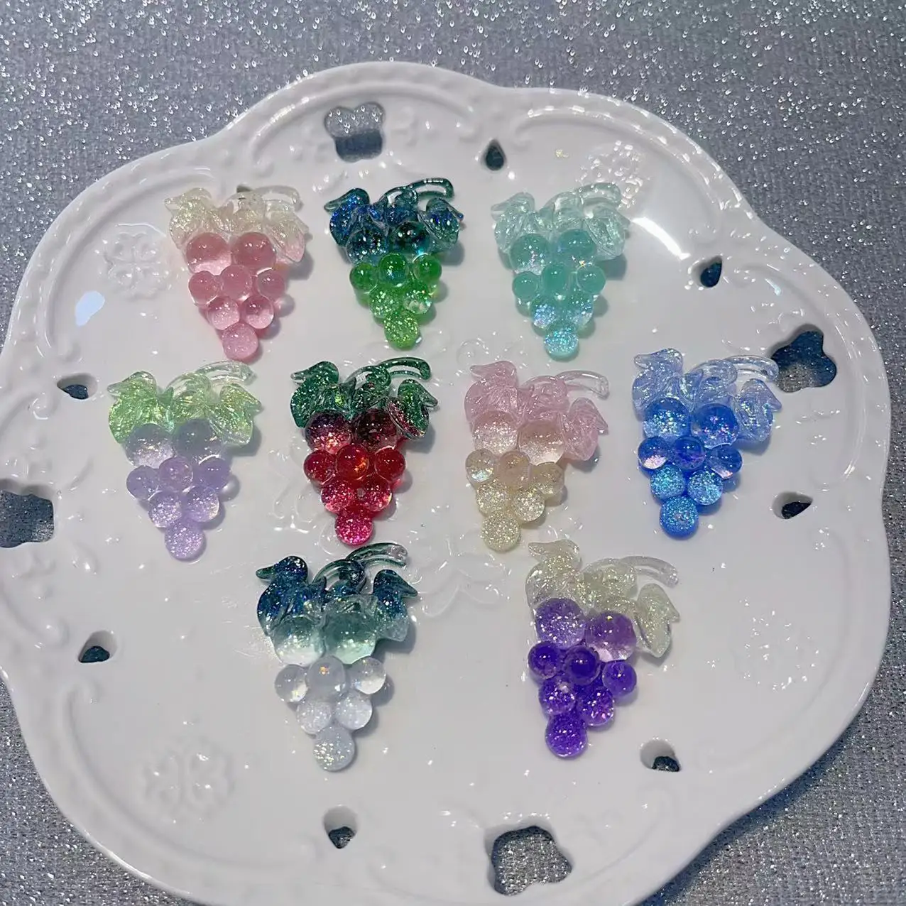 100pcs Random Mix Color 3D Resin Chameleon Crystal Grapes 36X27mm Firefly Handmade Luminous Photo Frame Phone Case Diy Charms