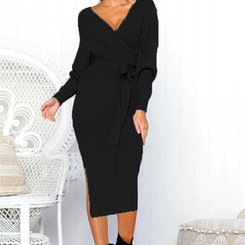 Sukienki swetrowe damskie z dekoltem w serek, rękawami typu nietoperz, odkrytymi plecami, dopasowane, z paskiem.