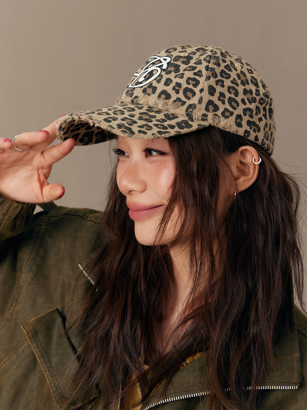 cappellino-da-baseball-con-ricamo-a-lettere-alla-moda-nuovo-prodotto-autunnale-da-donna-stampa-leopardata-denim-usurato-cappellino-a-becco-d'anatra-alla-moda-e-versatile
