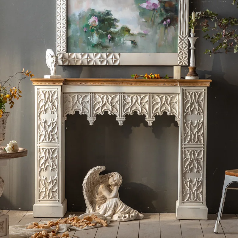 رف منحوت باللون الأبيض القديم والقديم، وطاولة الشرفة لتزيين المنزل الأمريكي