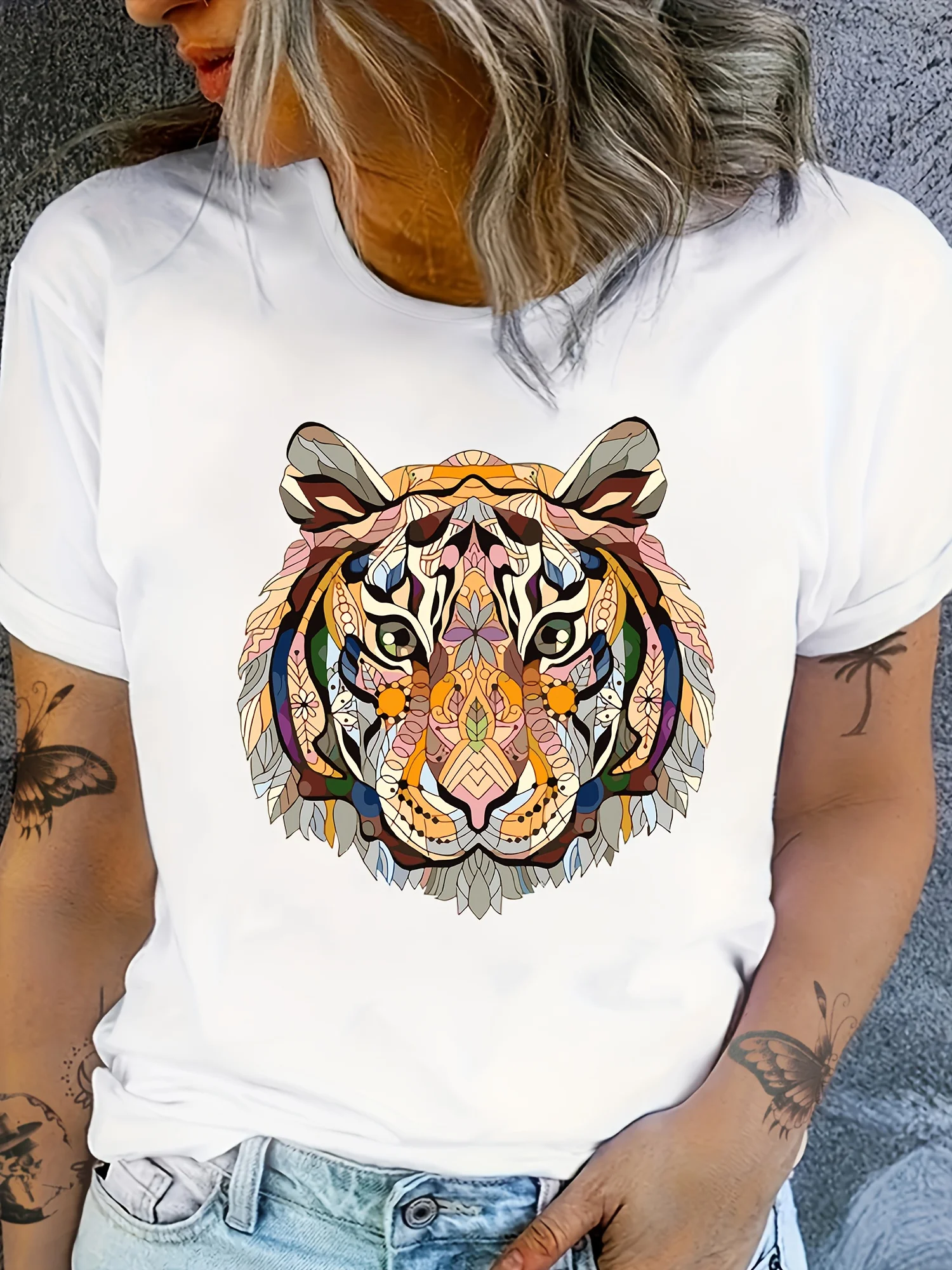 Damska koszulka z krótkim rękawem i żywym nadrukiem głowy tygrysa, luźny krój, okrągły dekolt, oddychająca tkanina, możliwość prania w pralce