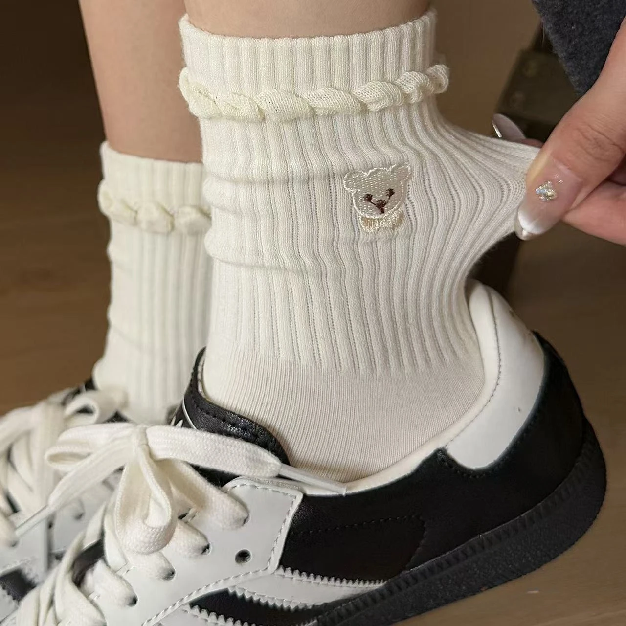 5 paires femmes automne hiver 2025 nouvelles chaussettes mi-mollet avec ours broderie blanc Coquette chaussettes coton Slouch chaussettes de haute qualité