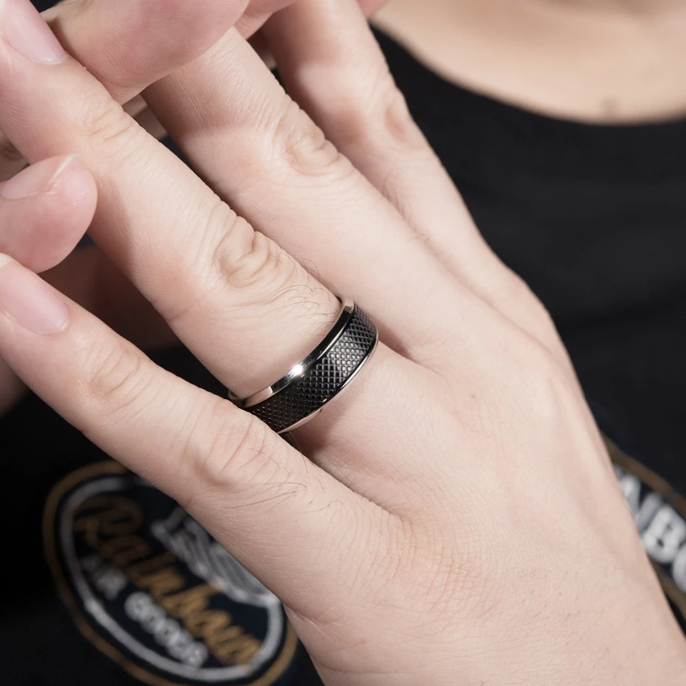 Schwarz-weiße geometrische Ringe aus Edelstahl für Herren, personalisierbar, modischer Ehering, Geschenk – Detail 3