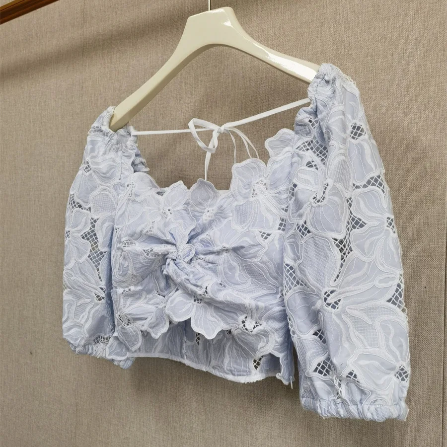 مجموعة صيف 2025 الجديدة: بلوزة أنيقة من الدانتيل المطرز بالزهور بدون ظهر ورقبة على شكل حرف V + مجموعة نصف تنورة منتفخة