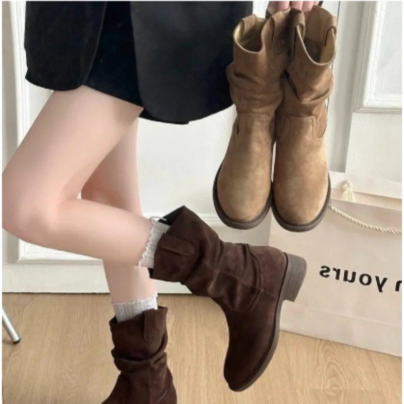 Damen-Stiefeletten aus Kunstwildleder mit flachem Absatz und mittelhoher Schaftweite, zum Überziehen, im Western-Stil mit gerafftem Detail, Retro-Cowgirl-Stiefel für Herbst und Winter. – Detail 2