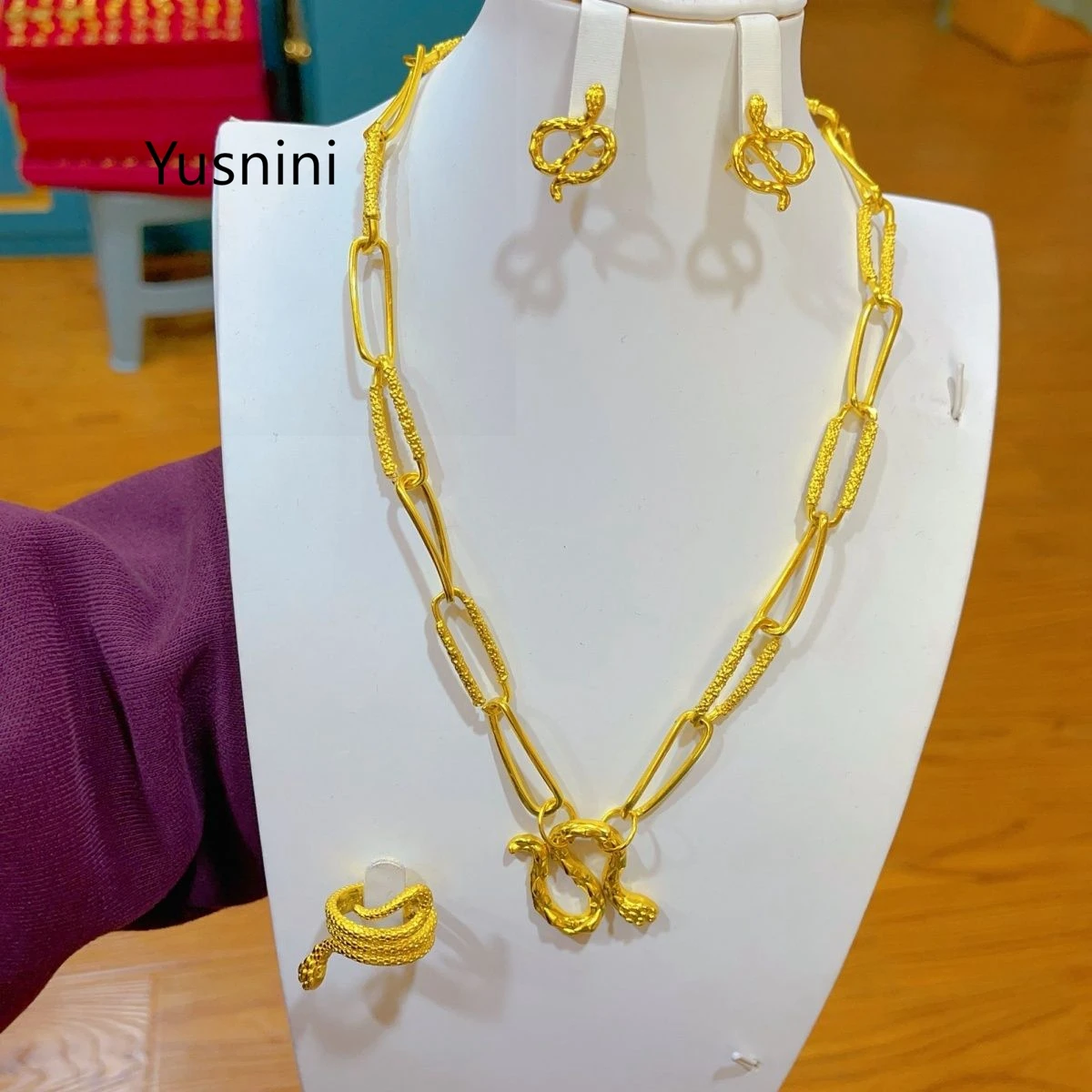 

Новый французский модный набор украшений из Дубая: позолоченные 24-каратным золотом ожерелье, серьги и кольцо для изысканной помолвки или вечеринки, ювелирные изделия для близких.