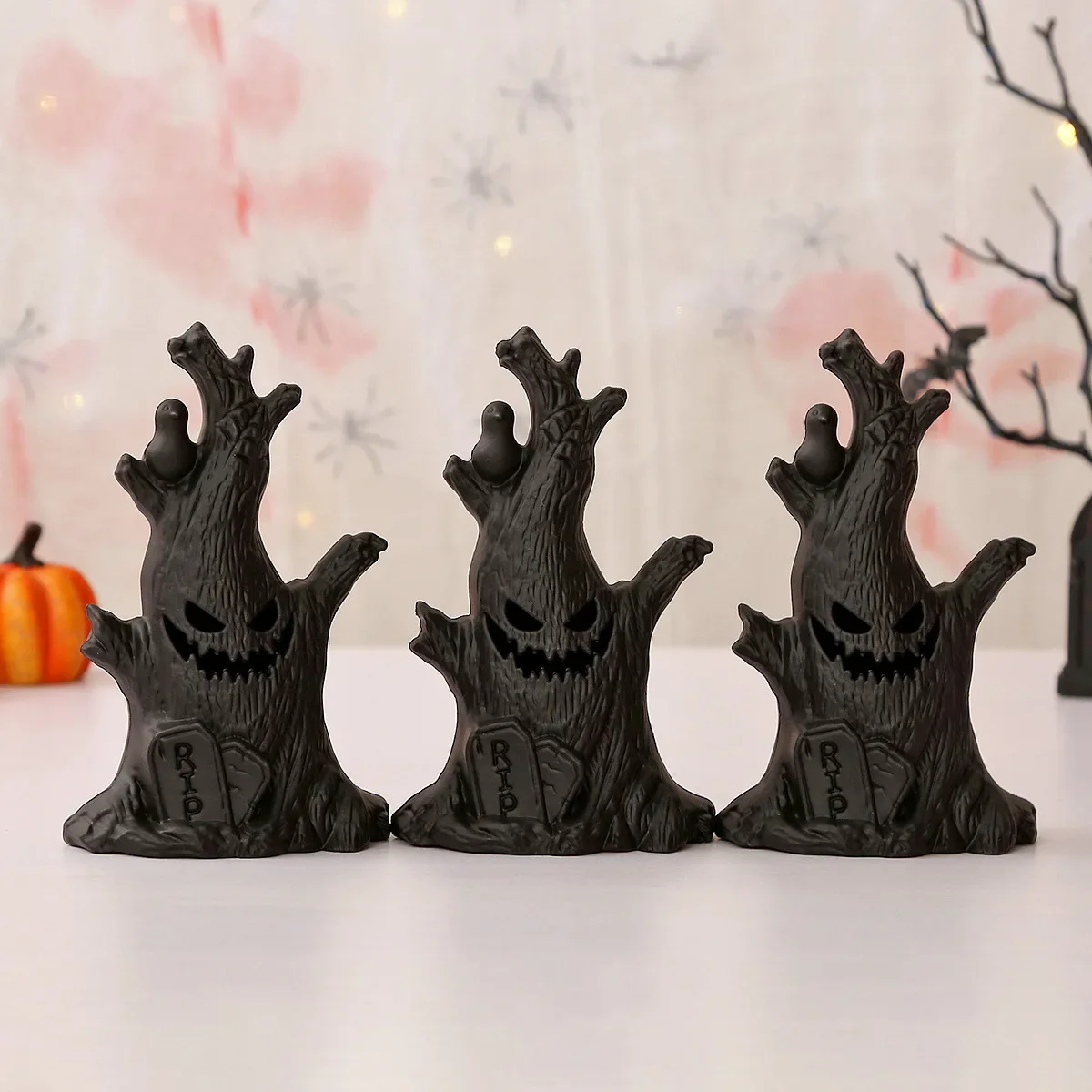 Gruselige beleuchtete Halloween-Ornamente – LED-Kürbislampe, Geisterbaumstumpf, flackernde Kerzen für die Dekoration im Innen- und Außenbereich – Detail 4