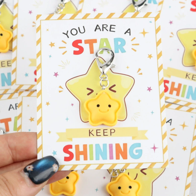 Lot de 5/10 porte-clés 2D mignons avec visage souriant et étoiles, accompagné d'une carte d'encouragement étoile scintillante – Idéal pour soutenir activement vos cadeaux.