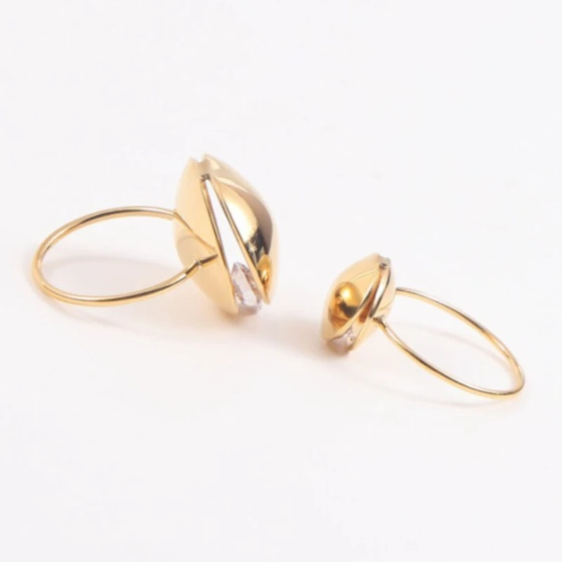 A Movable Zircon Ring Placed In The Middle.Stainless Steel Gold Color Ring