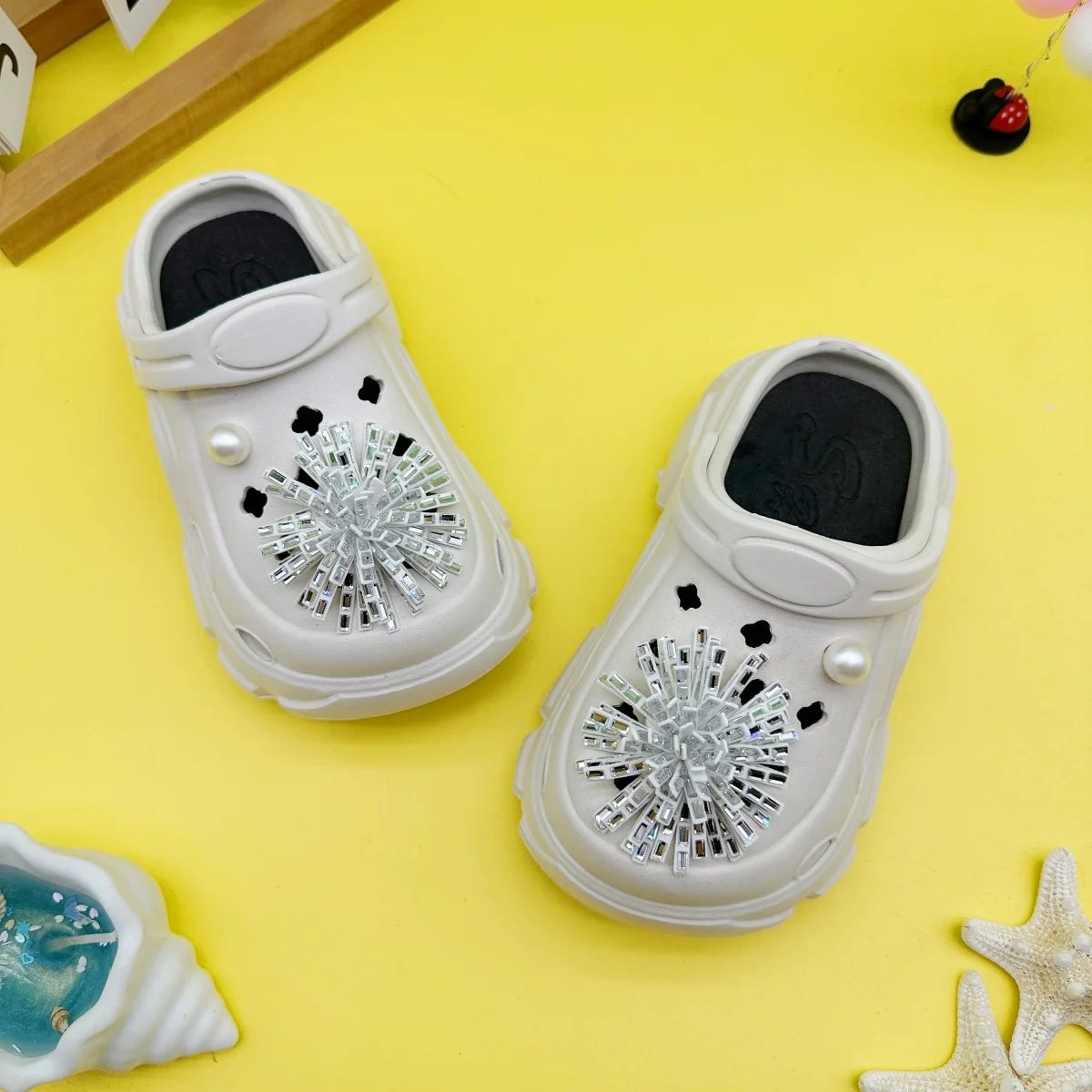 New Fashionable Versatile Cartoon Pearl Rhinestone Pom-Pom Clogs with Soft Non-Slip Soles, Closed-Toe Sandals for Boys and Girls, Model 606 - view 6