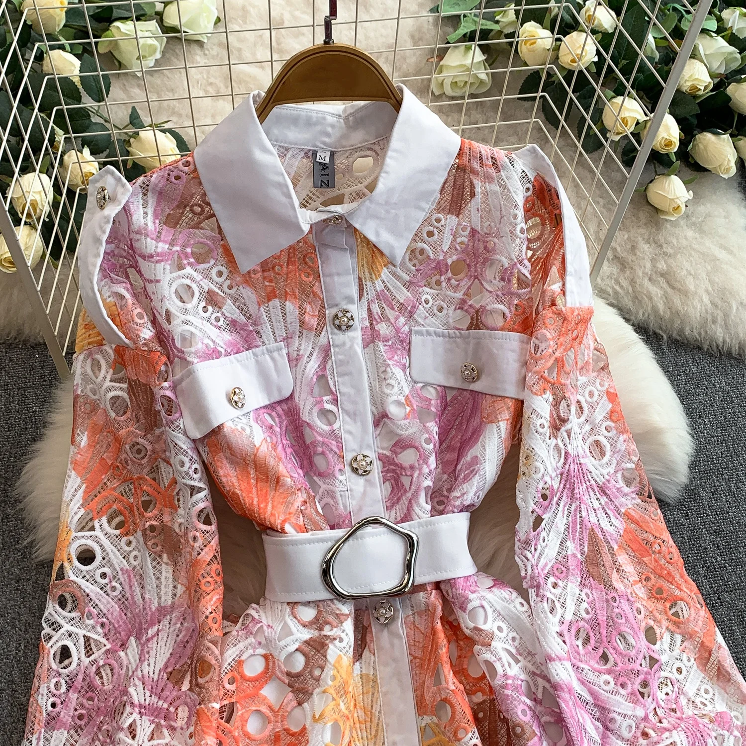 Clothland 女性ヴィンテージレースシャツドレス中空アウト長袖ベルト A ライン女性シックなミディドレス Vestido QE302