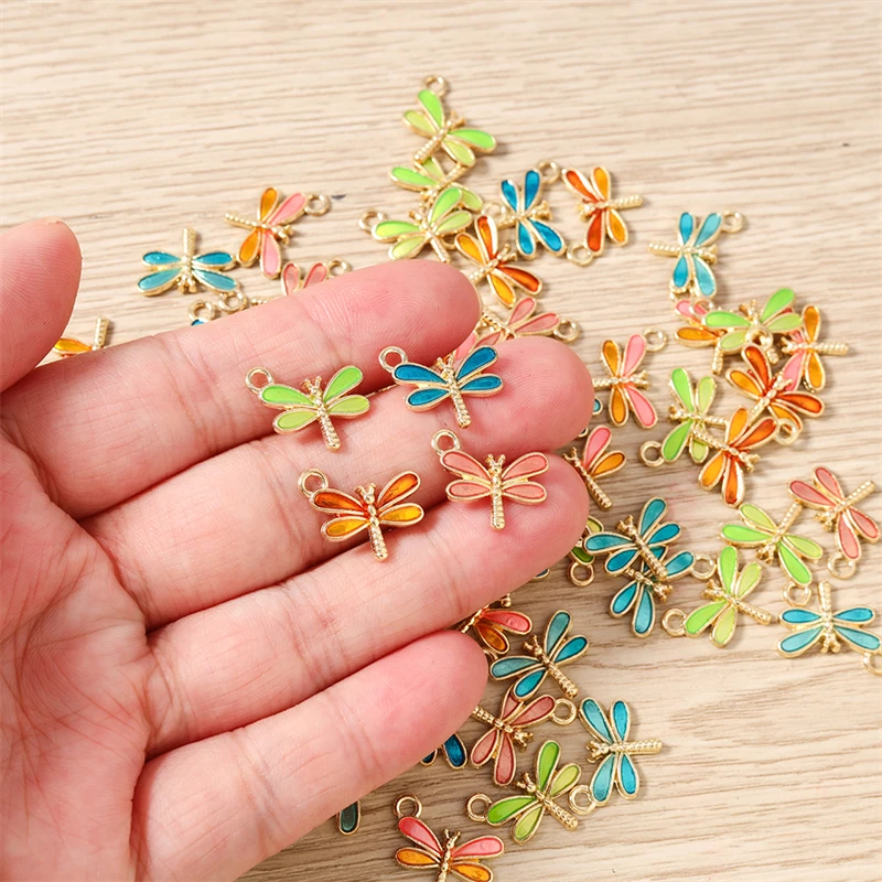 10 Stück 15 x 12 mm niedliche Emaille-Anhänger mit fliegender Libelle für die Herstellung von Halsketten, Ohrringen, Armbändern, DIY-Handwerk, Schmuckzubehör – Detail 3