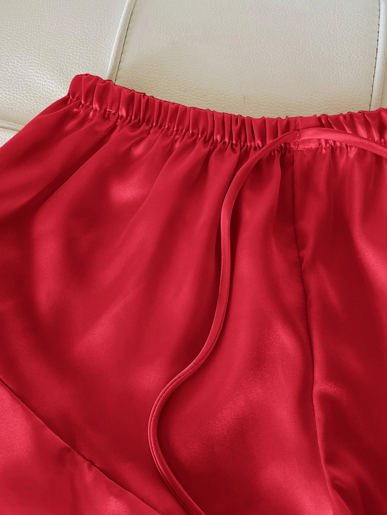 Solides Satin-Pyjama-Set mit V-Ausschnitt, Cami-Oberteil, Rüschen-Shorts, Damen-Nachtwäsche, Loungewear – Detail 5