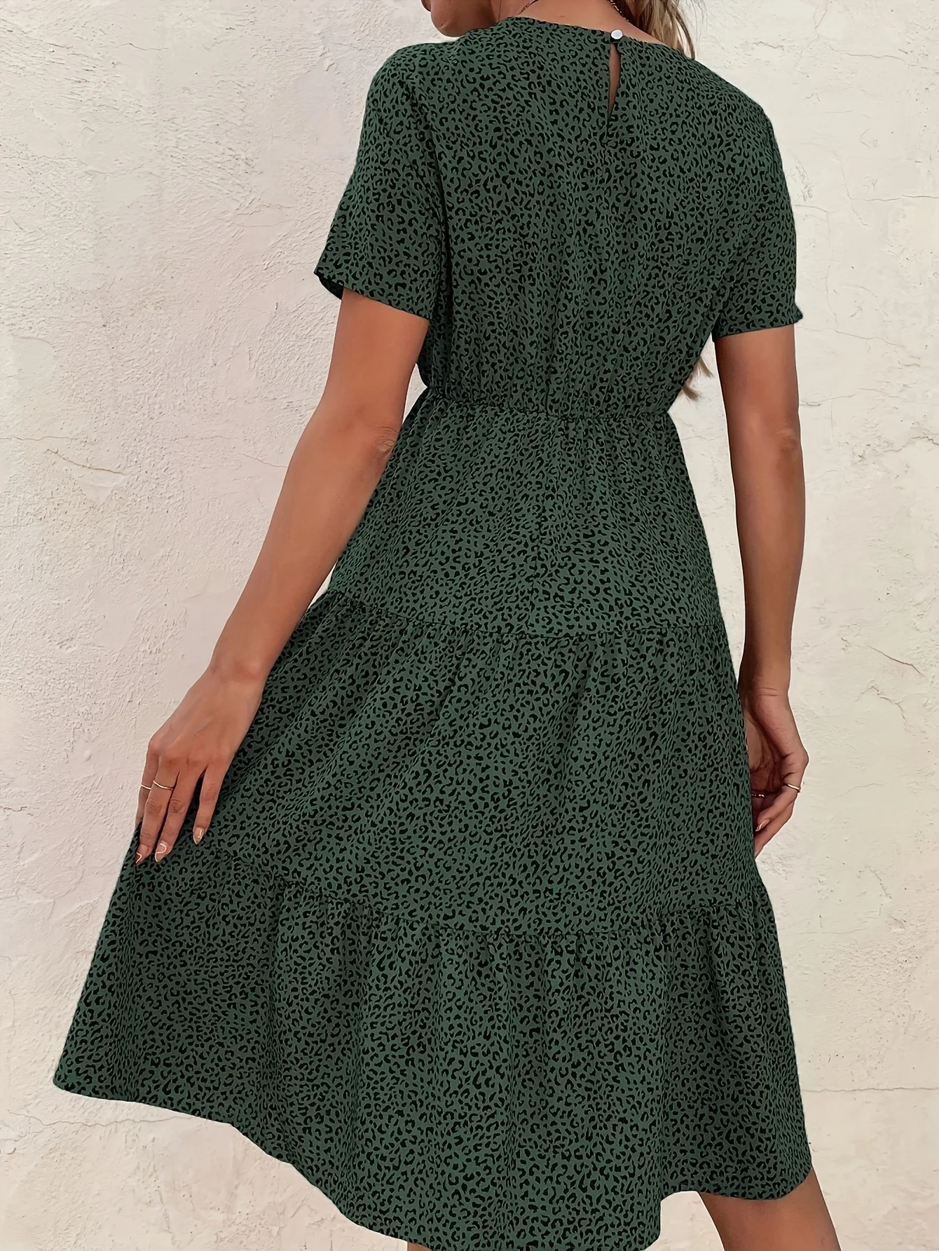 Vestido feminino chique verde oliva com estampa de leopardo, gola redonda, manga curta, cintura smockada, saia em camadas, retrô, casual, roupa diária