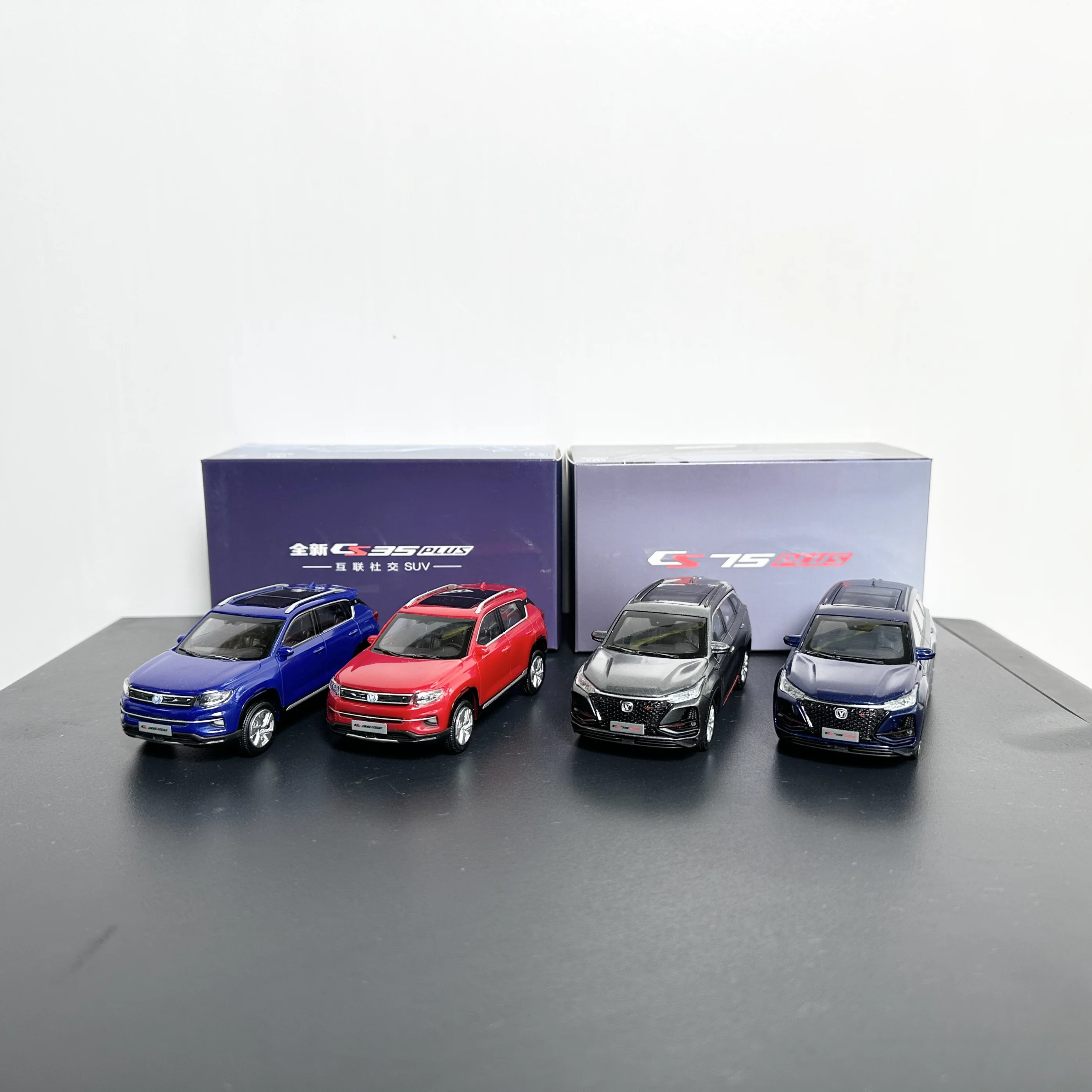 

1:43 оригинальная пластиковая имитационная модель Changan CS15 CS35plus CS75 Plus с откатным механизмом