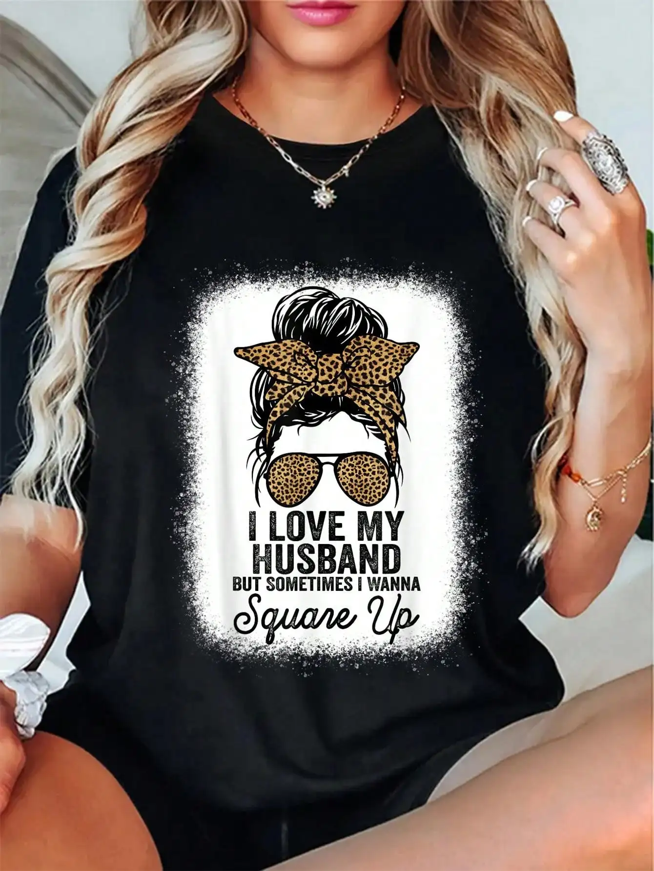 

Черная футболка свободного кроя с графическим принтом в виде леопардового узла и солнцезащитных очков