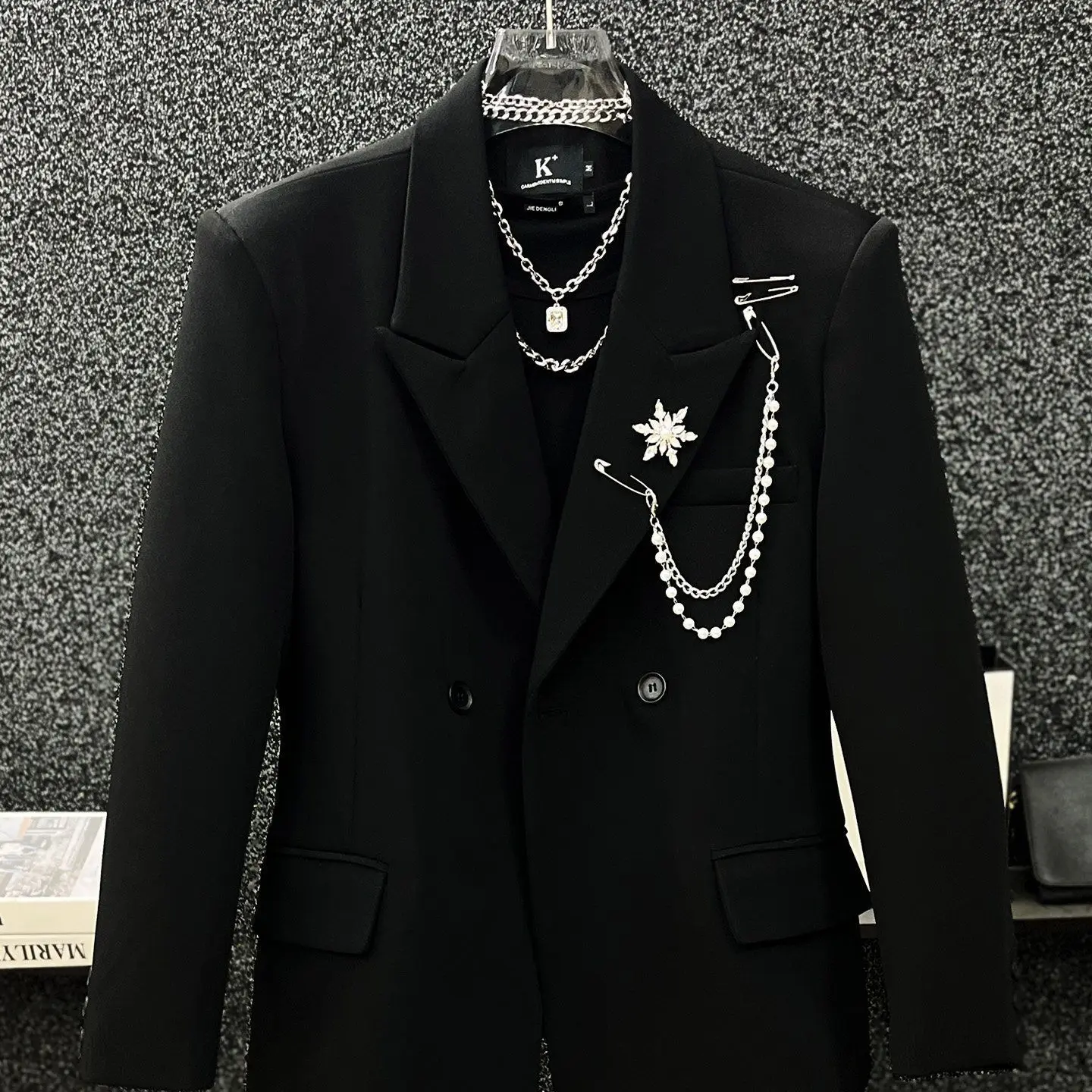 

Мужской пиджак-блейзер на весну-осень с металлической брошью-цепочкой, черный, свободного кроя