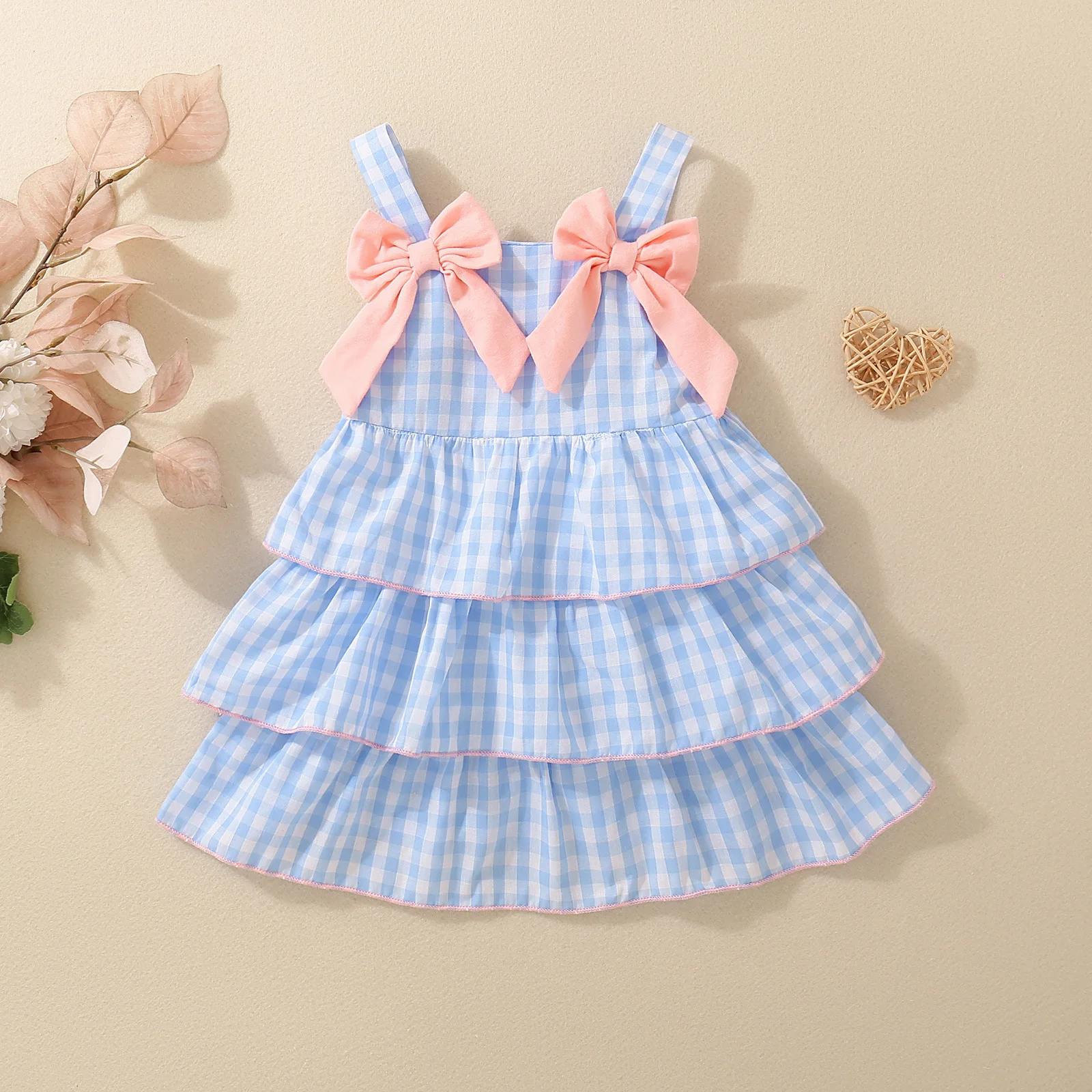 

Летнее женское платье нежно-голубого цвета с бантом на бретелях, милое и очаровательное.