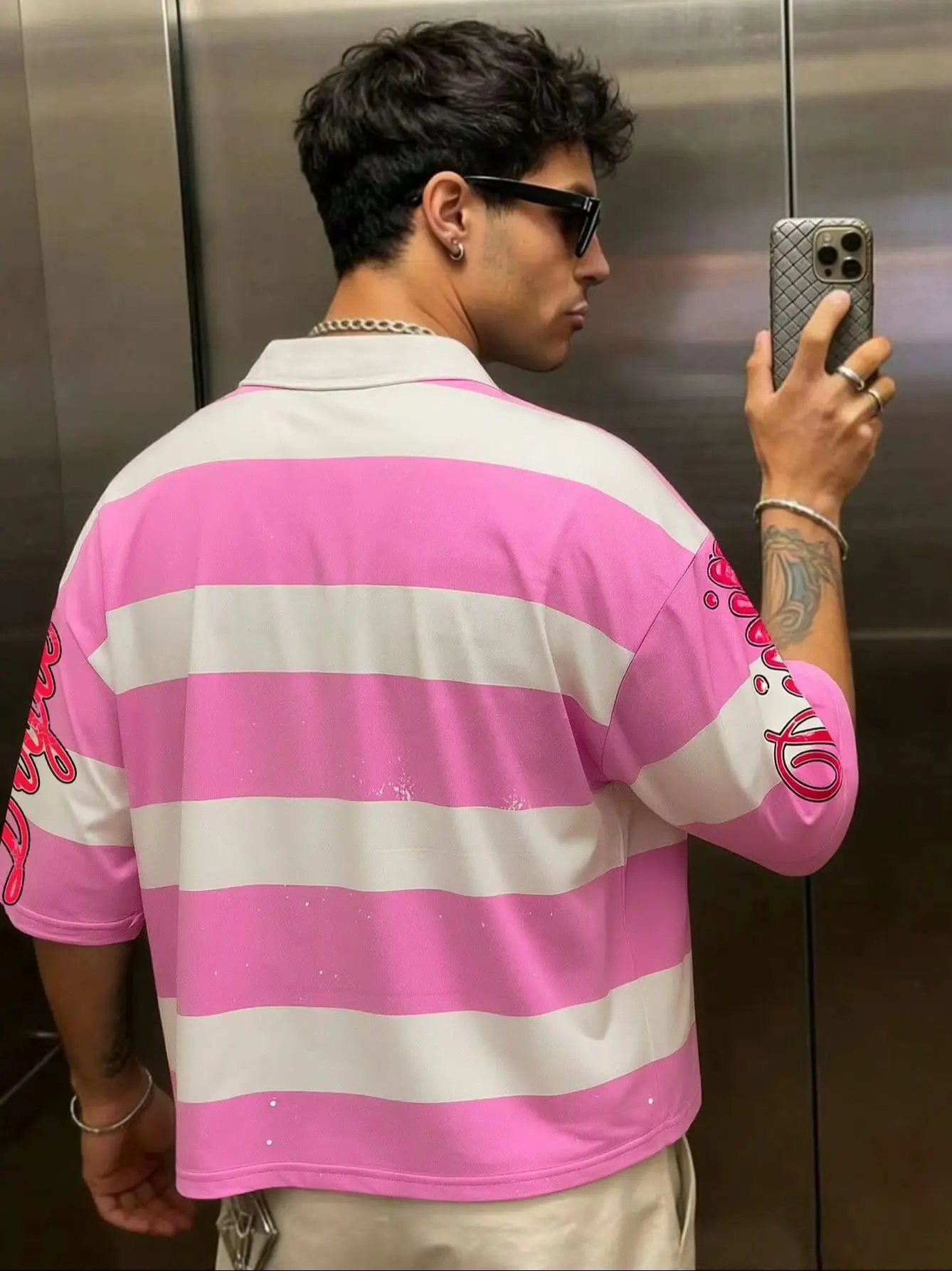 Sommerliches, lässiges, grafisch bedrucktes, pinkes Herren-Langarmshirt mit Preppy-Streifen und Polokragen, lässiges College-Style-Oberteil – Detail 4