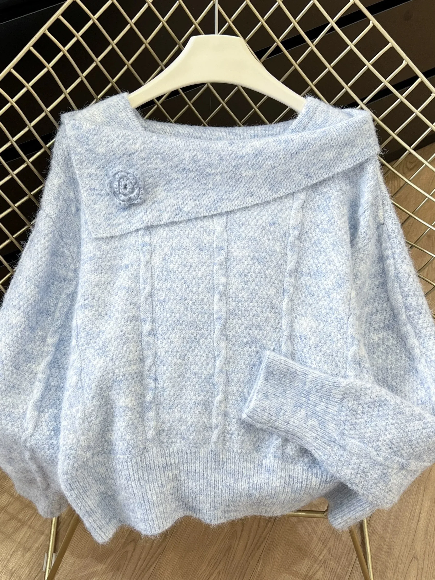 

Корейский свитер на одно плечо с милым цветком, женский свободный ленивый мягкий молодежный вязаный топ, осень-зима, Новое поступление, удобный...