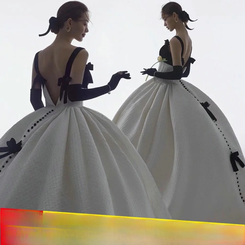 

2026 New Vintage Long Tail Black And White Color Block Strapless Wedding Dress Studio Theme Photography Couples Attire