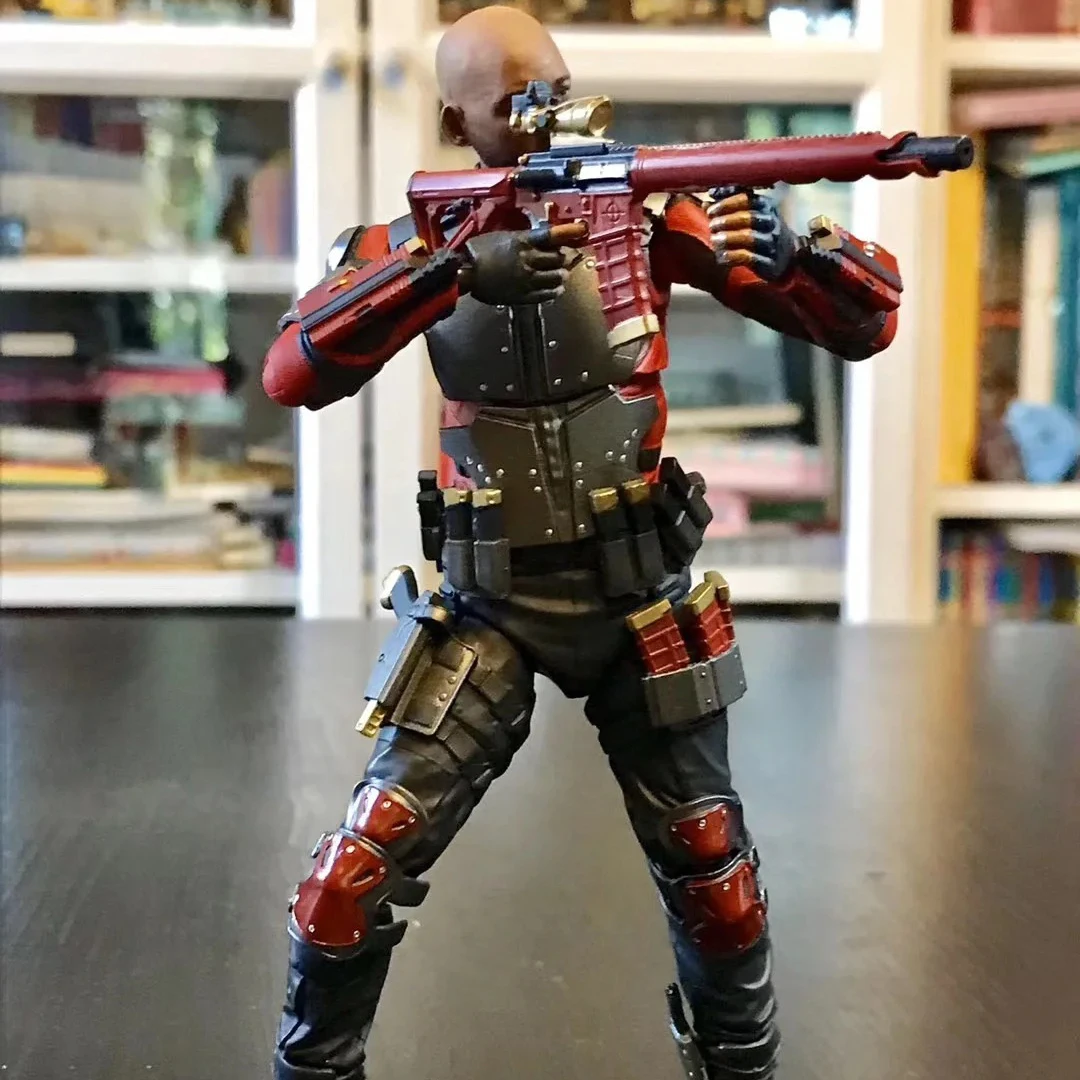Suicide Squad Deadshot Action Figure da collezione Will SHF Modello decorativo pratico per ufficio per kit garage, giocattoli e hobby