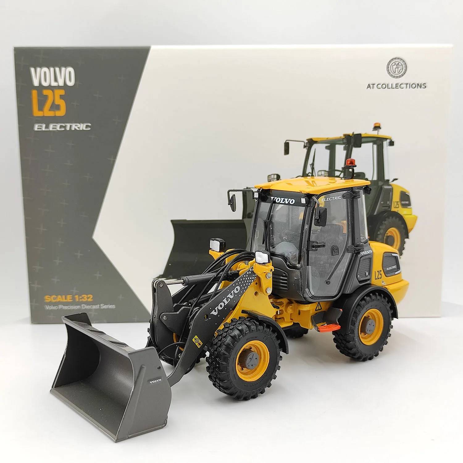 

Diecast ATCOLLECTIONS 1/32 Scale Volvo L25 Alloy Loader Engineering Vehicle Model Collectible Toy Gift Souvenir Display Ornament