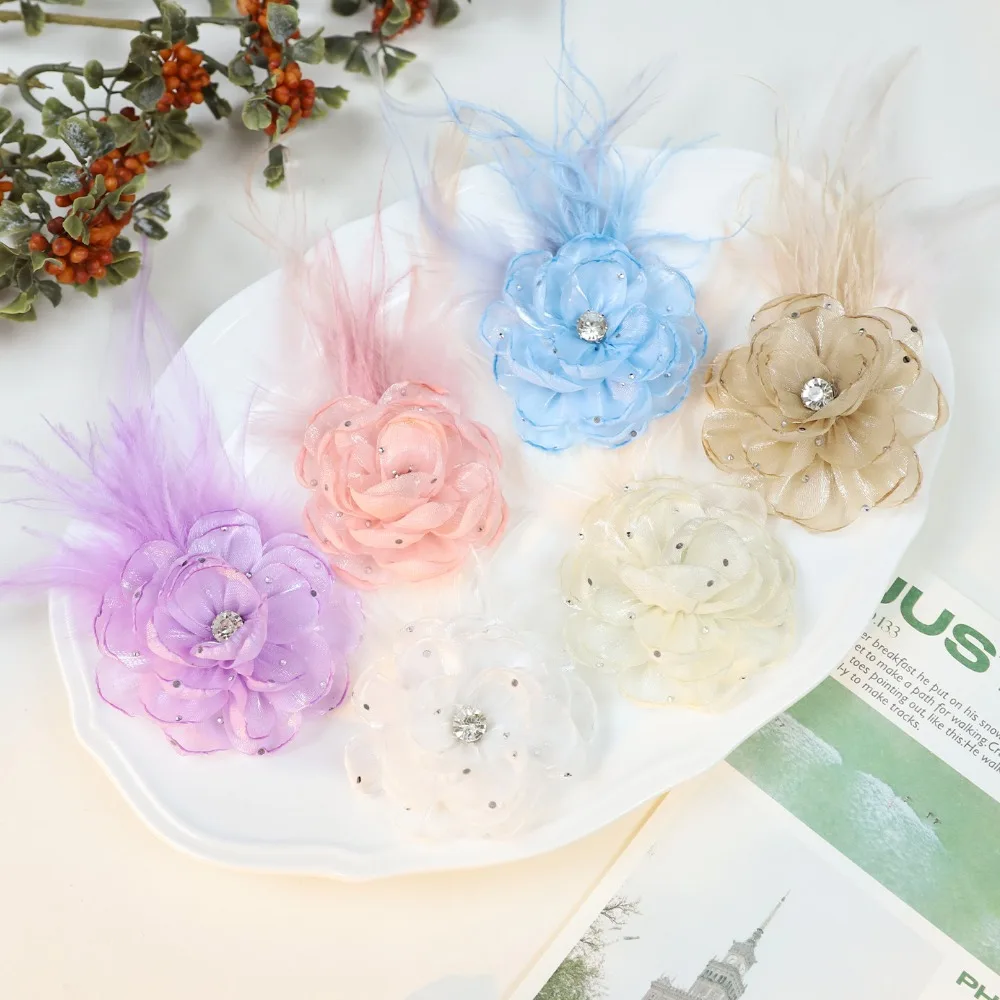 Neue Vintage Stoffblumen-Broschen für Damen Feder-Strass Luxus-Korsagen Kleidungszubehör Hochzeitsschmuck Geschenke