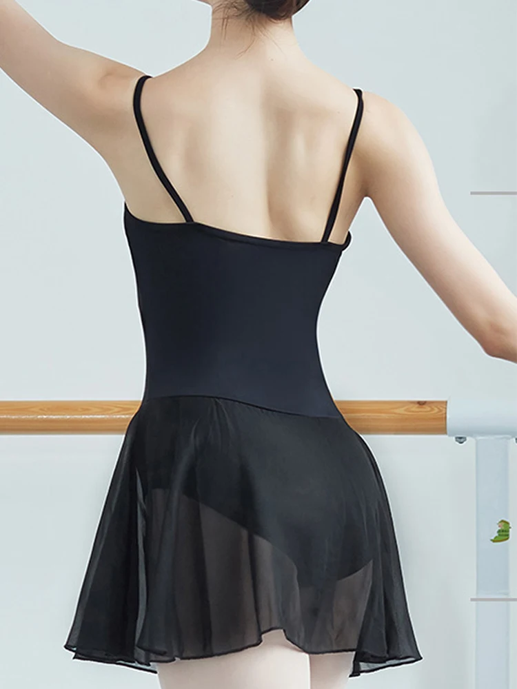 女性用スカート付きレオタード ダンスドレス 調節可能なストラップ キャミソール 取り外し可能な胸パッド付き バレエ エアロビクス 体操衣装用