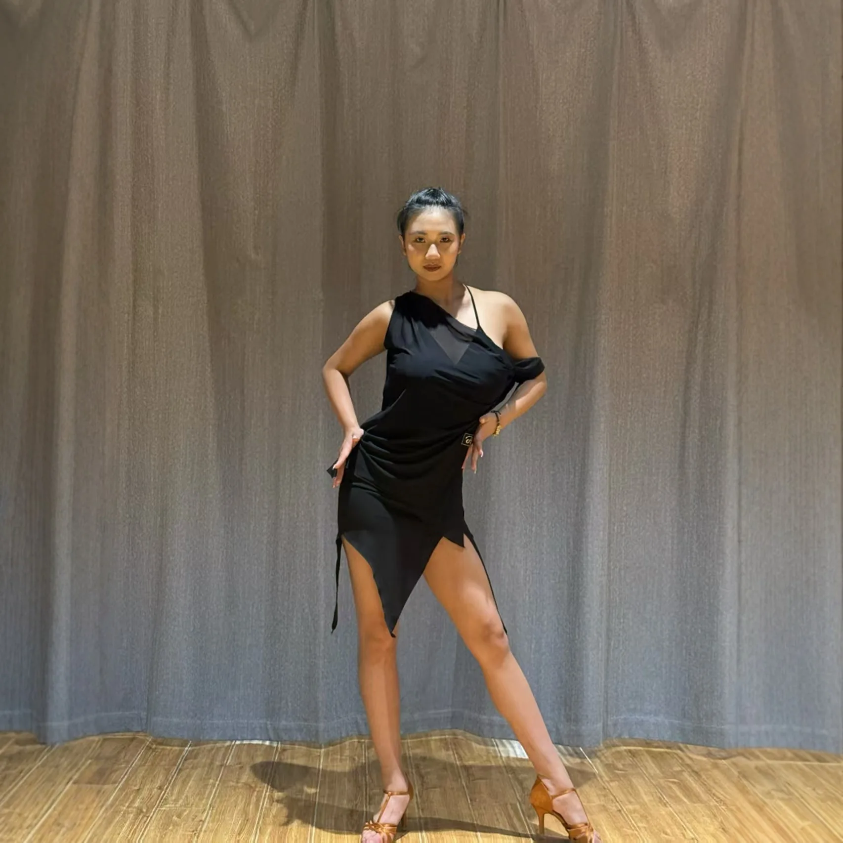 2025 Abiti da ballo latino Donna Adulto Spalla inclinata Top Gonna irregolare Abiti da pratica neri Rumba Samba Abbigliamento da ballo DNV23287