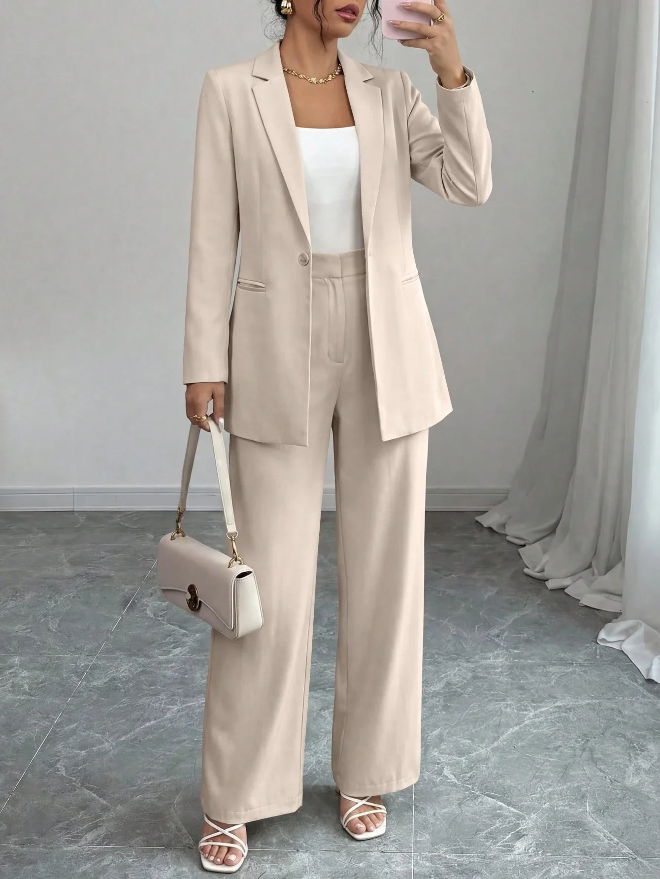 

Женский бежевый костюм-двойка: пиджак и брюки с широкими штанинами для делового повседневного стиля