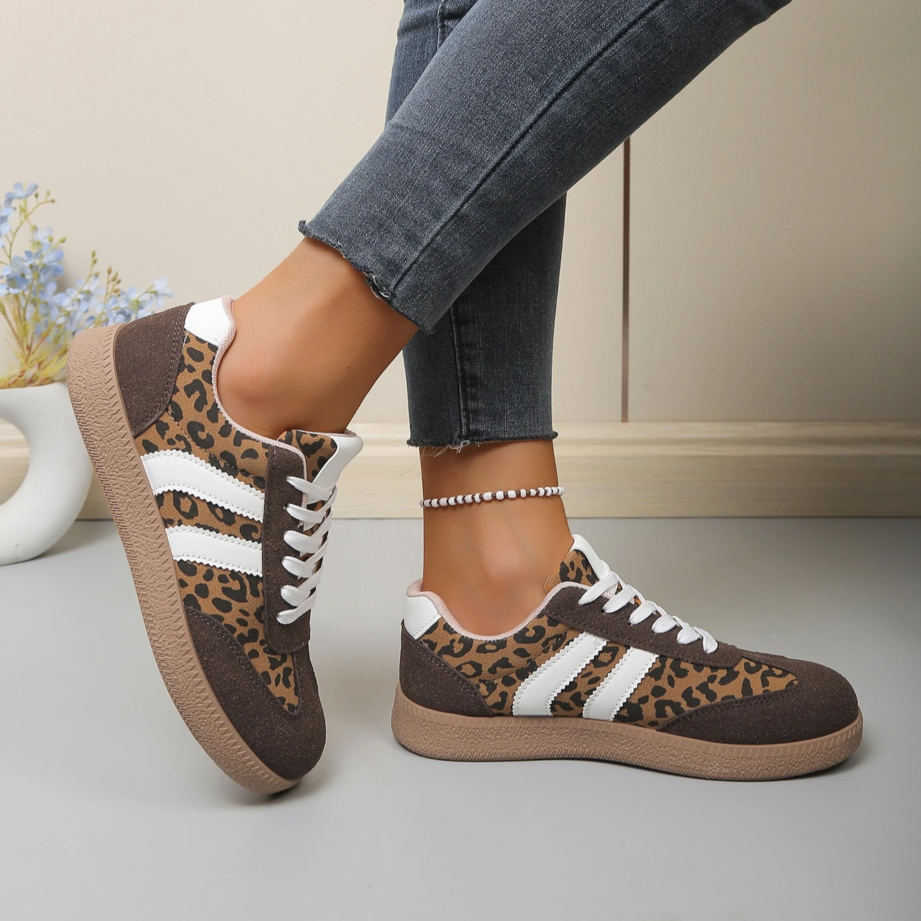 2026 Herbst Damenmode Wildleder-Sneaker mit Doppelschnalle und Metall-Details Leichte Atmungsaktive Bequeme Freizeitschuhe – Detail 6