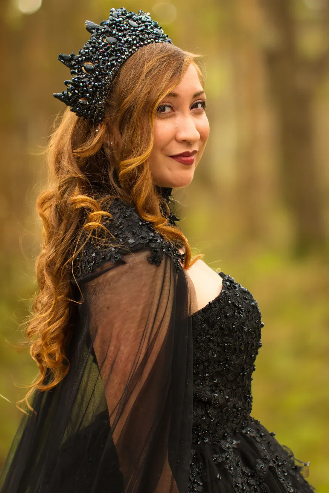 Suknia ślubna w stylu gotyckim, czarna, z haftem, koralikami, fason A-line, z peleryną, do ogrodu, plus size, Vestidos De Noiva, suknie ślubne.