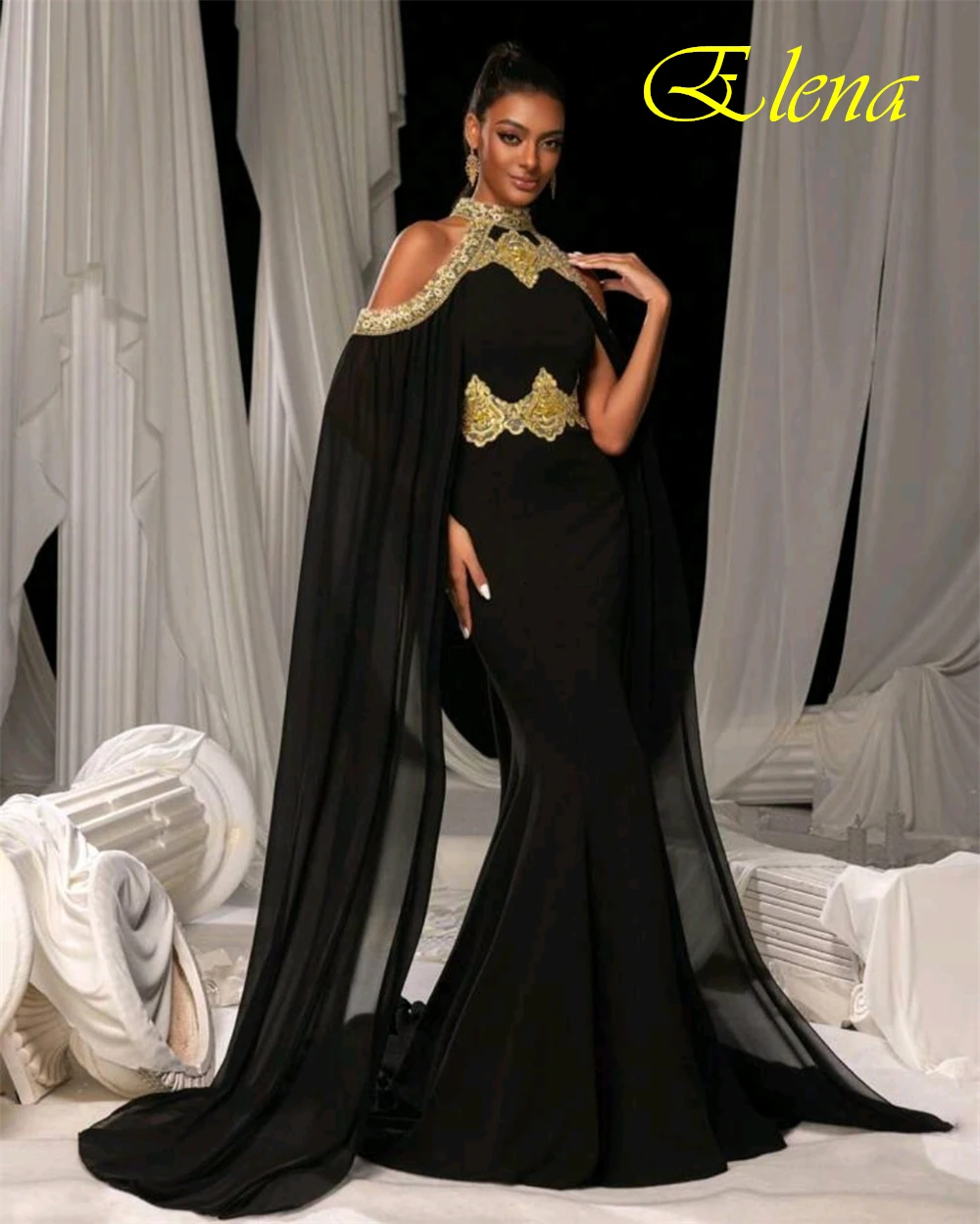 Maßgeschneidertes elegantes schwarzes Chiffon-Abendkleid, klassisches Neckholder-Kleid mit langen Ärmeln, Promi-Kleider, sexy Meerjungfrau-Abschlussballkleider mit Hofzug