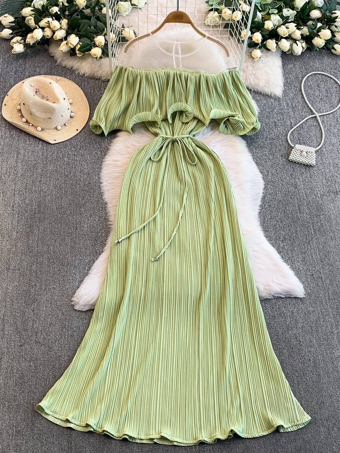 

Элегантное вечернее платье с плиссированной юбкой А-силуэта, круглым вырезом, коротким рукавом и сборками по низу, создающее стройнящий эффект.