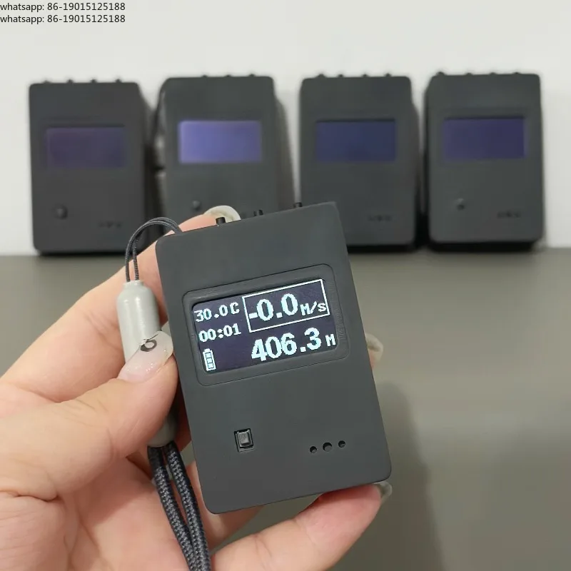 Compact and portable paraglider altimeter for real-time monitoring of flight altitude, preferred by gliding enthusiasts