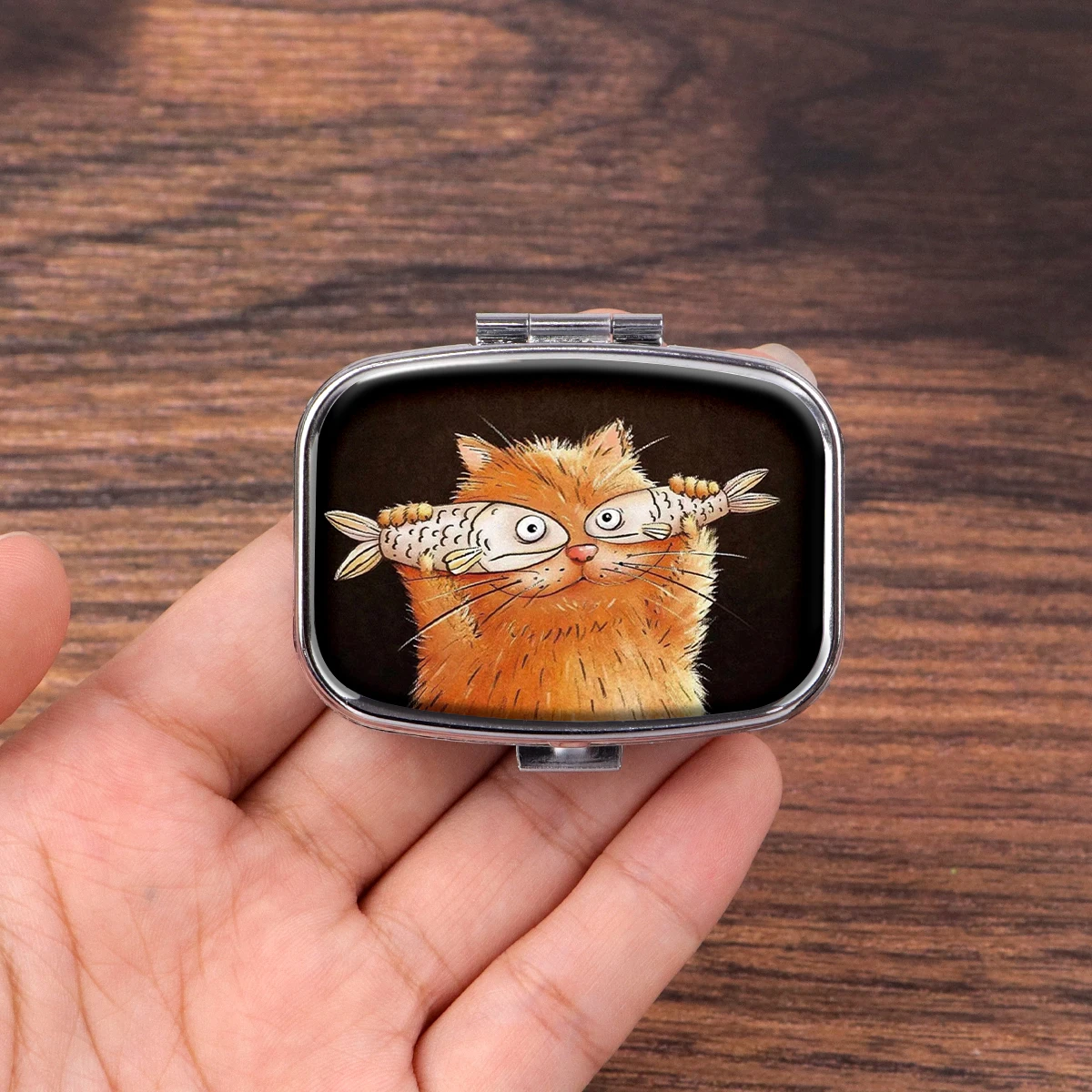 Lustiges Katzen-Pillendöschen, bedrucktes Metall-Pillendöschen mit 2 Fächern, tragbare Mini-Pillenbox für unterwegs, humorvolle Zitate, Taschen-Medikamentenhalter, Geschenk – Detail 5