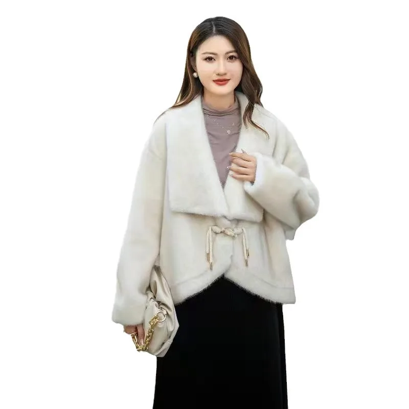 معاطف نسائية من فرو المنك الصناعي لعام 2025 سترات قصيرة متينة بياقة مقلوبة وأكمام طويلة وأربطة سميكة وفضفاضة وأنيقة غير رسمية للخريف والشتاء