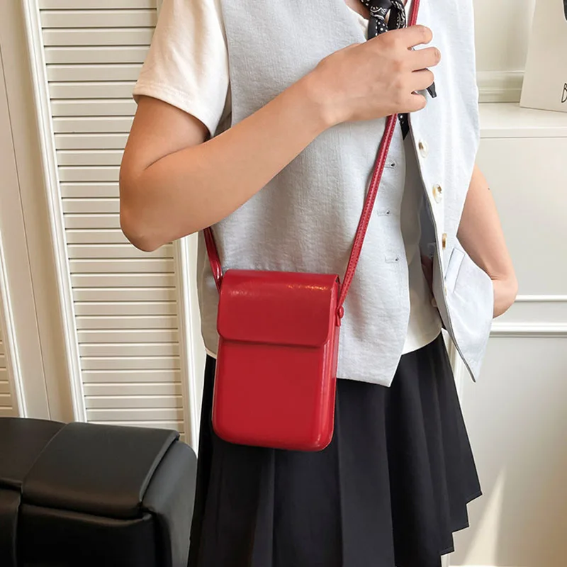 حقيبة كروس للنساء حقائب يد صغيرة جديدة حقائب ساعي البريد من جلد البولي يوريثان بتصميم عمودي بلون سادة وحاملي هاتف لسماعات الأذن