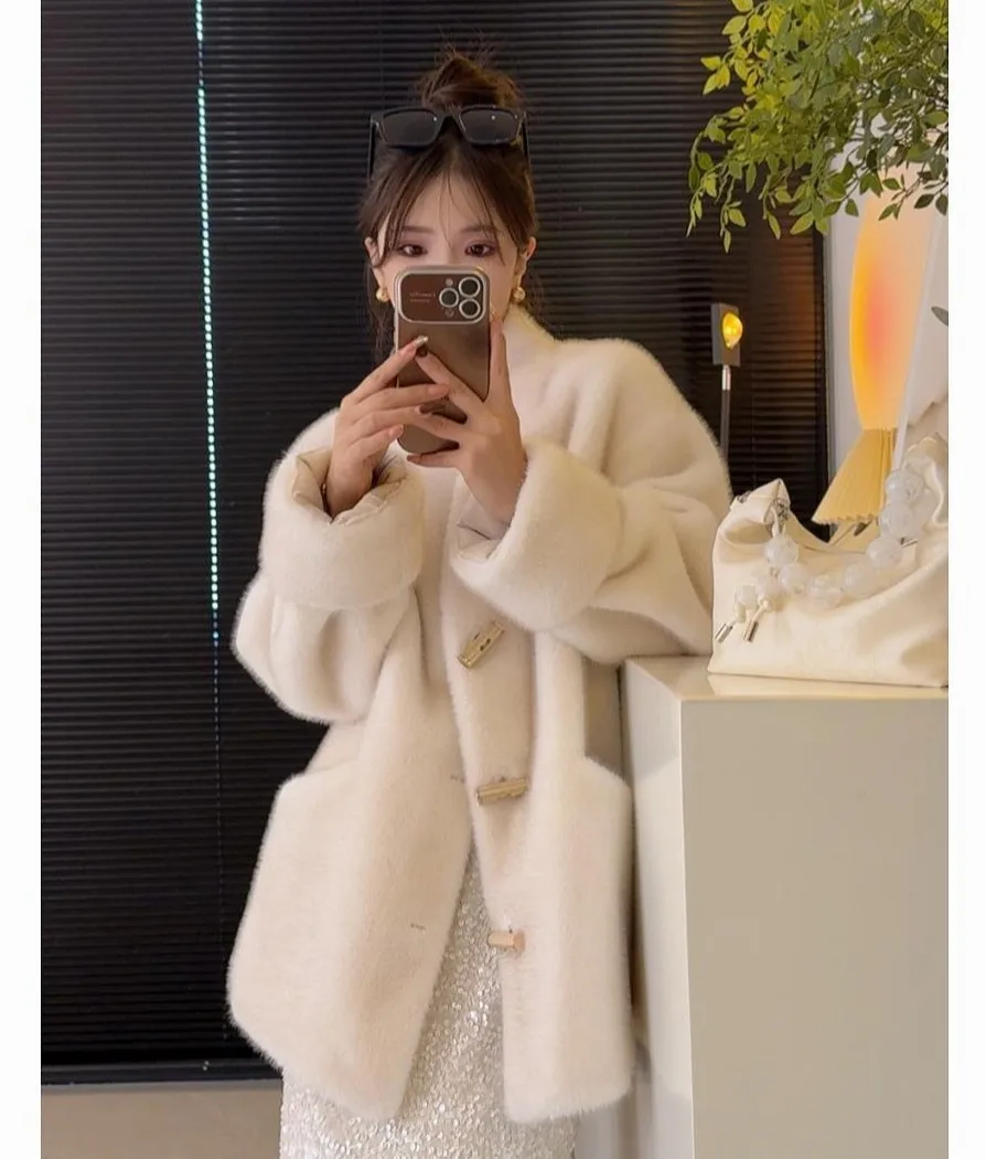 เสื้อโค้ทขนเฟอร์เทียมสีเขียวสำหรับผู้หญิง สไตล์โดดเด่น ความยาวระดับสะโพก เหมาะสำหรับเจ้าสาวและคุณแม่  บุด้วยผ้าถัก  ทรงเข้ารูป  คอปกแบบพัน  หลากสีสัน  วิบวับ  ให้ความอบอุ่น