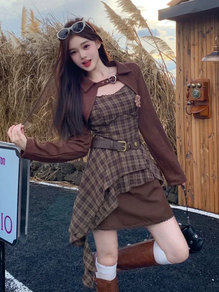 

Женский винтажный комплект больших размеров: платье в клетку на бретелях и короткое пальто с длинными рукавами. Повседневный модный комплект из двух предметов: верхняя и нижняя одежда.