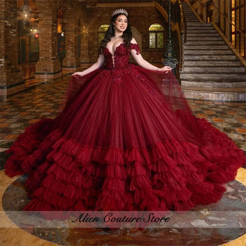 Prachtige Bordeaux Quinceanera Jurken Off-shoulder Applicaties Kralen Gelaagde Rucehd Gewaad Quinceanera Baljurk Aangepast